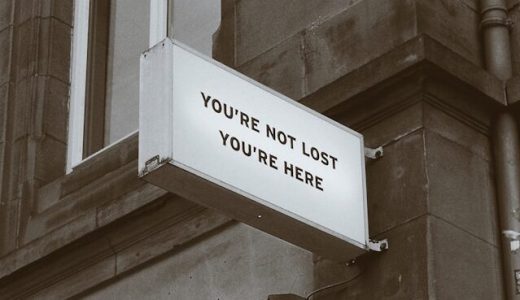 Le message "You're not lose, you're here" est inscrit sur un écriteaux extérieur.